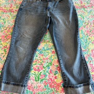 Levi’s mid rise Capri